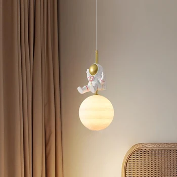 Quarto de cabeceira pequeno pingente de luz Nórdica criativo cartoon astronauta de luz Moderno sofá da sala de parede de canto, luz pendente